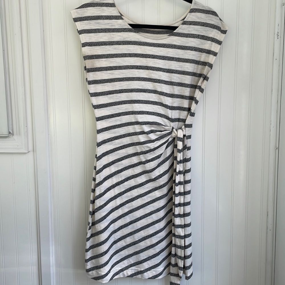 MYSTREE cap sleeve knee length cinch tie waist cream and gray stripes dress S‎